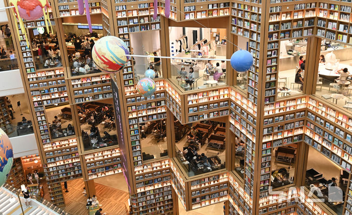 [수원=뉴시스] 김종택 기자 = 전국 대부분 지역에 폭염 특보가 발효된 6일 경기 수원시 장안구 '스타필드 수원' 별마당 도서관에 더위를 피해 나온 시민들로 북적이고 있다. 2025.07.06. jtk@newsis.com