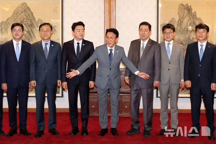[서울=뉴시스] 조성우 기자 = 김민석 국무총리와 김병기 더불어민주당 대표 직무대행 겸 원내대표, 강훈식 대통령 비서실장 등이 6일 오후 서울 종로구 삼청동 국무총리 공관에서 열린 이재명 정부 첫 고위당정협의회에서 기념촬영을 하고 있다. 2025.07.06. xconfind@newsis.com