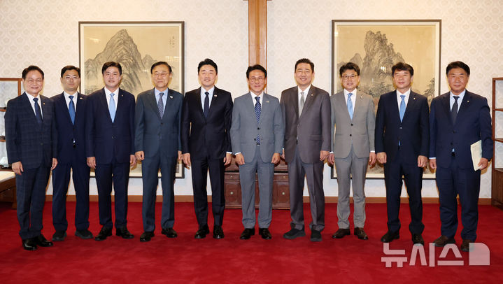 [서울=뉴시스] 조성우 기자 = 김민석 국무총리와 김병기 더불어민주당 대표 직무대행 겸 원내대표, 강훈식 대통령 비서실장 등이 6일 오후 서울 종로구 삼청동 국무총리 공관에서 열린 이재명 정부 첫 고위당정협의회에서 기념촬영을 하고 있다. 2025.07.06. xconfind@newsis.com