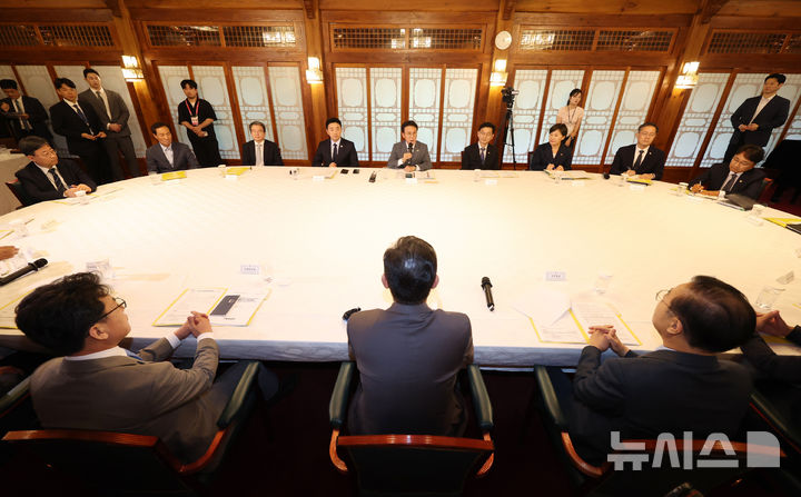 [서울=뉴시스] 조성우 기자 = 김민석 국무총리가 6일 오후 서울 종로구 삼청동 국무총리 공관에서 열린 이재명 정부 첫 고위당정협의회에서 발언하고 있다. 2025.07.06. xconfind@newsis.com