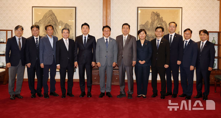 [서울=뉴시스] 조성우 기자 = 김민석 국무총리와 김병기 더불어민주당 대표 직무대행 겸 원내대표, 강훈식 대통령 비서실장 등 참석자들이 6일 오후 서울 종로구 삼청동 국무총리 공관에서 열린 이재명 정부 첫 고위당정협의회에서 기념촬영을 하고 있다. 2025.07.06. xconfind@newsis.com