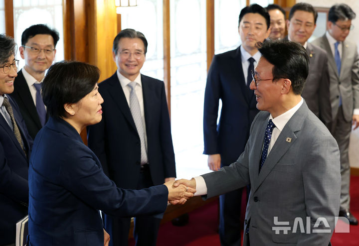 [서울=뉴시스] 조성우 기자 = 김민석 국무총리가 6일 오후 서울 종로구 삼청동 국무총리 공관에서 열린 이재명 정부 첫 고위당정협의회에서 송미령 농림축산식품부 장관과 인사를 나누고 있다. 2025.07.06. xconfind@newsis.com