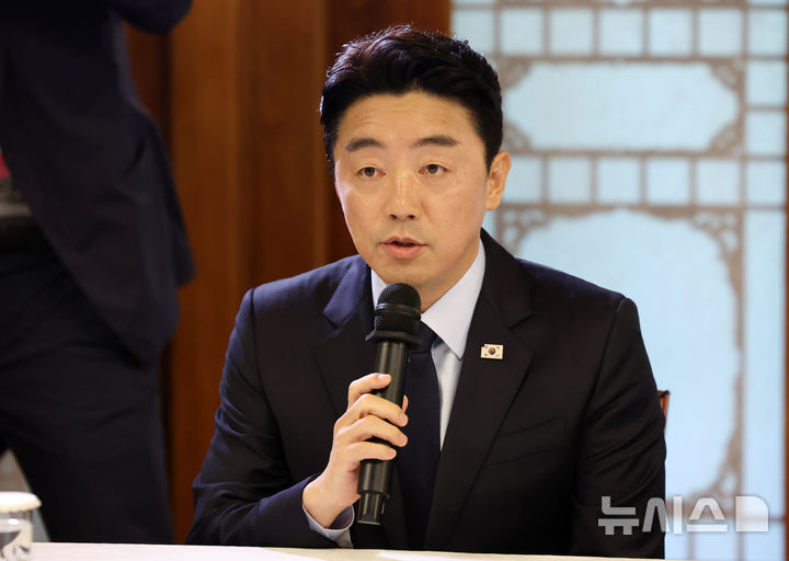 [서울=뉴시스] 조성우 기자 = 강훈식 대통령 비서실장이 6일 오후 서울 종로구 삼청동 국무총리 공관에서 열린 이재명 정부 첫 고위당정협의회에서 발언하고 있다. 2025.07.06. xconfind@newsis.com