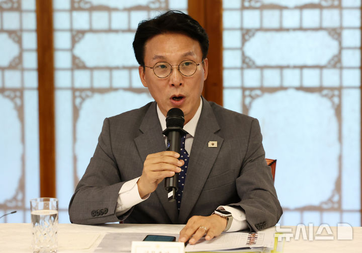 [서울=뉴시스] 조성우 기자 = 김민석 국무총리가 6일 오후 서울 종로구 삼청동 국무총리 공관에서 열린 이재명 정부 첫 고위당정협의회에서 발언하고 있다. 2025.07.06. xconfind@newsis.com