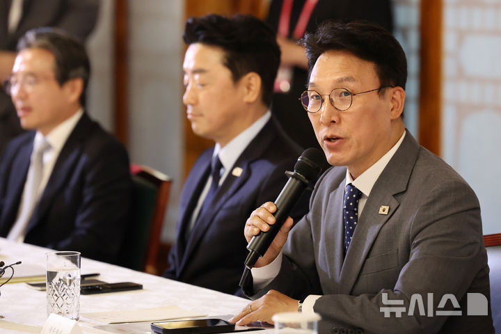 [서울=뉴시스] 조성우 기자 = 김민석 국무총리가 6일 오후 서울 종로구 삼청동 국무총리 공관에서 열린 이재명 정부 첫 고위당정협의회에서 발언하고 있다. 2025.07.06. xconfind@newsis.com