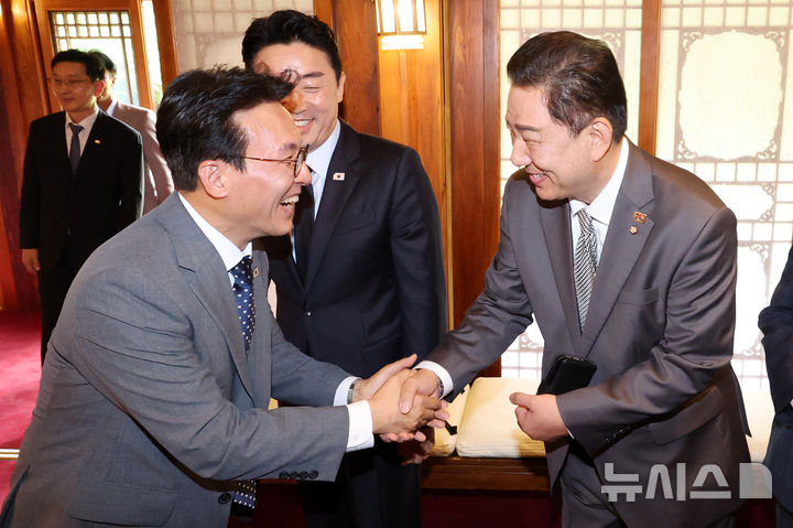 [서울=뉴시스] 조성우 기자 = 김민석 국무총리와 김병기 더불어민주당 대표 직무대행 겸 원내대표가 6일 오후 서울 종로구 삼청동 국무총리 공관에서 열린 이재명 정부 첫 고위당정협의회에서 인사를 나누고 있다. 2025.07.06. xconfind@newsis.com