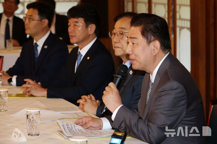 [서울=뉴시스] 조성우 기자 = 김병기 더불어민주당 당대표 직무대행 겸 원내대표가 6일 오후 서울 종로구 삼청동 국무총리 공관에서 열린 제1차 고위당정협의회에서 발언하고 있다. (공동취재) 2025.07.06. photo@newsis.com