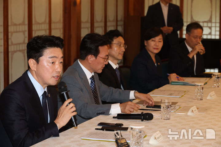 [서울=뉴시스] 조성우 기자 = 강훈식 대통령 비서실장이 6일 오후 서울 종로구 삼청동 국무총리 공관에서 열린 제1차 고위당정협의회에서 발언하고 있다. (공동취재) 2025.07.06. photo@newsis.com