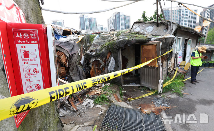 [서울=뉴시스] 최진석 기자 = 6일 오후 화재가 발생한 서울 강남구 구룡마을 공실이 출입통제되고 있다.  이날 오후 3시23분께 서울 강남구 구룡마을에 있는 공실에서 발생한 화재는 오후 4시52분께 완진됐다. 2025.07.06. myjs@newsis.com