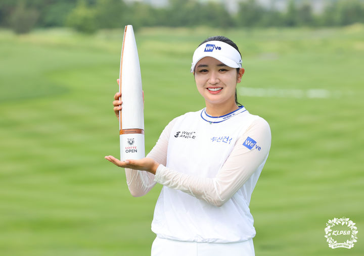 [서울=뉴시스] 최진석 기자 = 6일 인천 청라에 위치한 베어즈베스트청라CC에서 열린 '제15회 롯데오픈'에서 우승을 차지한 박혜준이 우승 트로피를 들고 기념촬영하고 있다. (사진=KLPGA) 2025.07.06. photo@newsis.com *재판매 및 DB 금지