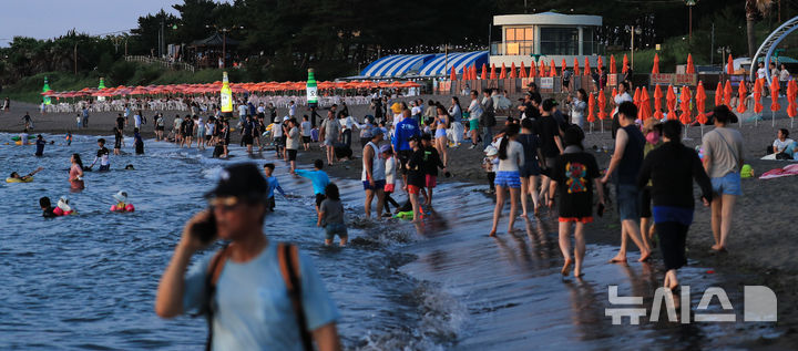 [제주=뉴시스] 우장호 기자 = 폭염이 기승을 부린 6일 오후 해가 저문 제주시 이호테우해수욕장에 피서객들이 해변에 남아 바닷바람을 맞으며 더위를 식히고 있다. 2025.07.06. woo1223@newsis.com