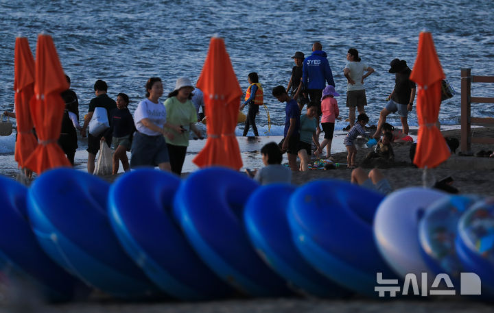 [제주=뉴시스] 우장호 기자 = 폭염이 기승을 부린 6일 오후 해가 저문 제주시 이호테우해수욕장에 피서객들이 해변에 남아 바닷바람을 맞으며 더위를 식히고 있다. 2025.07.06. woo1223@newsis.com
