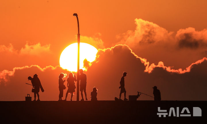 [제주=뉴시스] 우장호 기자 = 폭염이 기승을 부린 6일 오후 제주시 이호테우 해변 앞 해상으로 뜨거운 태양이 서서히 지고 있다. 2025.07.06. woo1223@newsis.com