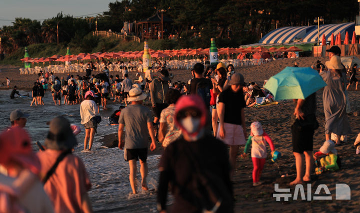 [제주=뉴시스] 우장호 기자 = 폭염이 기승을 부린 6일 오후 해가 저문 제주시 이호테우해수욕장에 피서객들이 해변에 남아 바닷바람을 맞으며 더위를 식히고 있다. 2025.07.06. woo1223@newsis.com