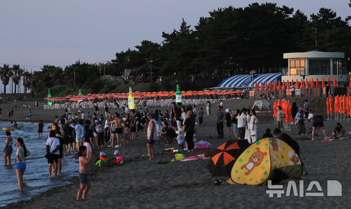 [제주=뉴시스] 우장호 기자 = 폭염이 기승을 부린 6일 오후 해가 저문 제주시 이호테우해수욕장에 피서객들이 해변에 남아 바닷바람을 맞으며 더위를 식히고 있다. 2025.07.06. woo1223@newsis.com