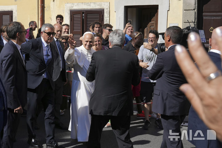 [카스텔 간돌포=AP/뉴시스] 보름간의 여름휴가에 들어간 레오 14세 교황이 6일(현지 시간) 이탈리아 로마 남쪽 카스텔 간돌포 교황 별장에 도착해 인사하고 있다. 2025.07.07.