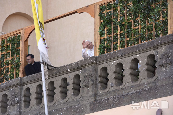 [카스텔 간돌포=AP/뉴시스] 보름간의 여름휴가에 들어간 레오 14세 교황이 6일(현지 시간) 이탈리아 로마 남쪽 카스텔 간돌포 교황 별장에 도착해 인사하고 있다. 2025.07.07.