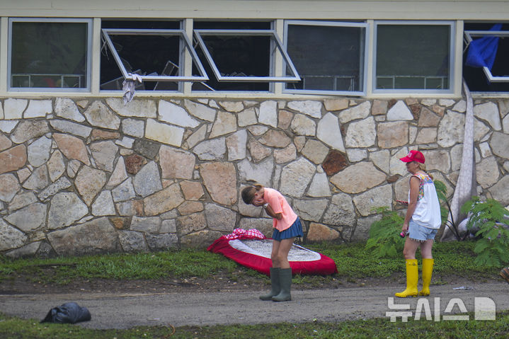 [헌트=AP/뉴시스] 6일(현지 시간) 미 텍사스주 헌트에서 사람들이 급류성 홍수가 휩쓸고 간 과달루페 강변의 기독교 청소년 캠프 '미스틱 야영장' 피해 현장을 살피면서 흐느끼고 있다. 텍사스주를 강타한 폭우와 홍수로 지금까지 사망자는 최소 80명, 실종자는 41명으로 늘어났다. 2025.07.07.