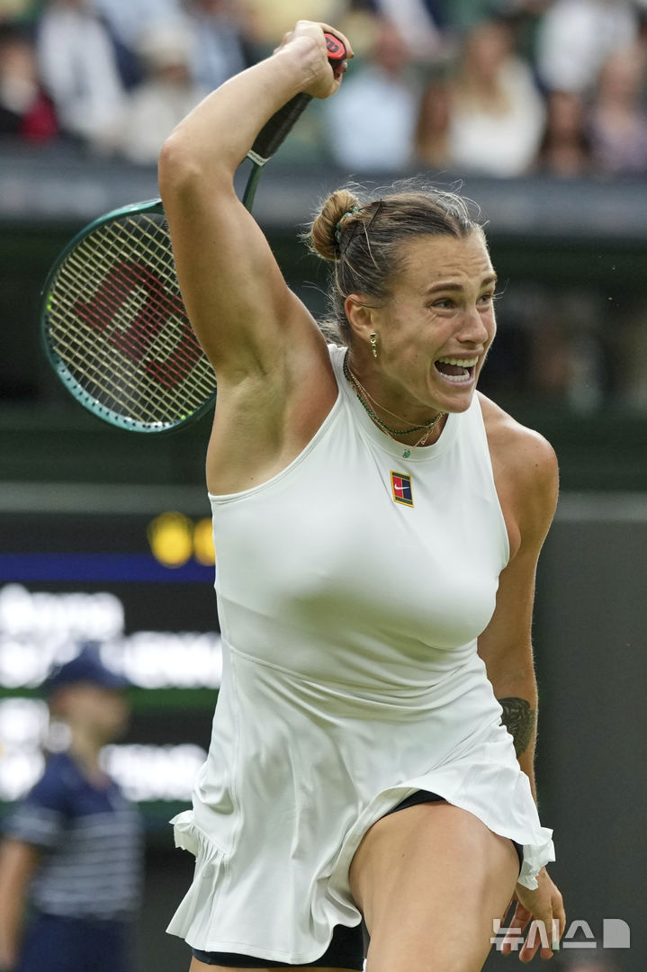 [런던=AP/뉴시스] 아리나 사발렌카(1위·벨라루스)가 6일(현지 시간) 영국 런던 올잉글랜드 클럽에서 열린 2025 윔블던 테니스 대회 여자 단식 4회전에서 엘리서 메르턴스(23위·벨기에)와 경기하고 있다. 사발렌카가 2-0(6-4 7-6)으로 승리하고 8강에 올라 라우라 지게문트(104위·독일)와 4강 진출을 다툰다. 2025.07.07.