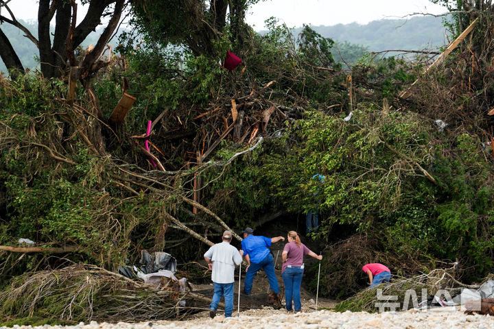 <font style="vertical-align: inherit;"><font style="vertical-align: inherit;">[헌트=AP/뉴시스] 5일(현지 시간) 기록적인 폭우로 홍수가 발생한 미국 텍사스주 헌트 과달루페 강 유역에서 시민들이 실종자 수색을 하고 있다. 2025.07.07.</font></font><font style="vertical-align: inherit;"><font style="vertical-align: inherit;"></font></font>