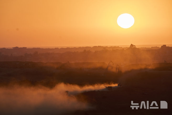 [가자지구=AP/뉴시스] 이스라엘과 휴전 협상을 진행 중인 팔레스타인 하마스는 9일(현지 시간) 인질 10명을 석방하기로 합의했다고 밝혔다. 지난 6일 사진에서 이스라엘군의 차량이 가자지구로 이동하는 모습이 이스라엘 남부에서 관측되고 있다. 2025.07.10.