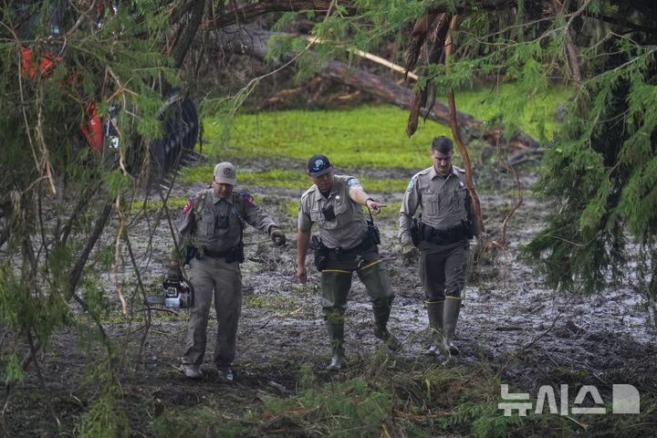 [헌트=AP/뉴시스] 6일(현지 시간) 미 텍사스주 헌트에서 경찰이 급류성 홍수가 휩쓸고 간 과달루페 강변의 기독교 청소년 캠프 '미스틱 야영장' 일대를 수색하고 있다. 텍사스주를 강타한 폭우와 홍수로 지금까지 사망자는 최소 80명, 실종자는 41명으로 늘어났다. 2025.07.07.