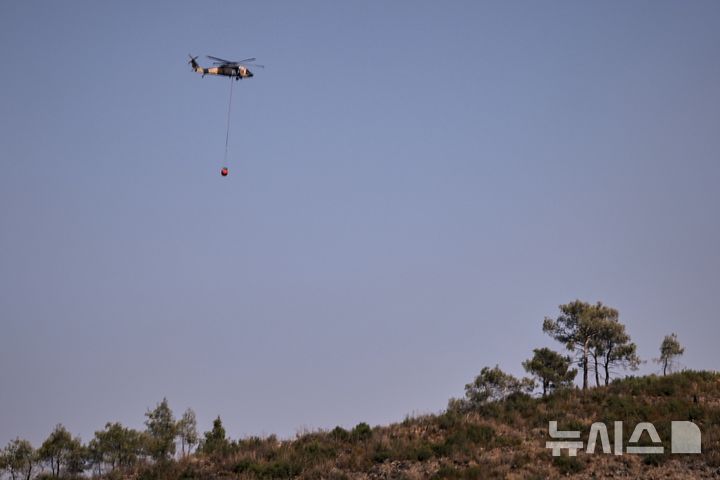 [라타키아=AP/뉴시스] 요르단과 시리아는 마약단속 합동 작전으로 2월 1일 35명을 체포하고 마약과 무기를 압수했다고 발표했다. 사진은 2025년 7월 6일 시리아 라비아에서 산불이 발생해 요르단 소방 헬기가&nbsp; 산불 진화를 돕고 있는 광경. 2026 02. 02. 
