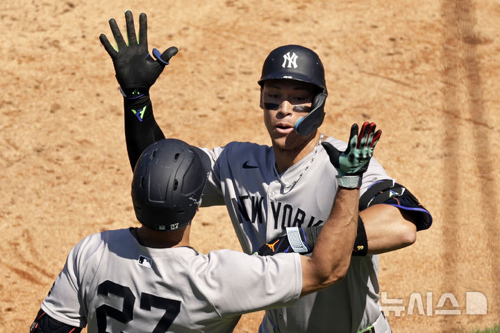 [뉴욕=AP/뉴시스] 뉴욕 양키스의 애런 저지(오른쪽)가 6일(현지 시간) 미국 뉴욕 시티 필드에서 열린 2025 메이저리그 뉴욕 메츠와의 경기 5회 초 2점 홈런(33호)을 친 후 지안카를로 스탠튼의 축하를 받고 있다. 저지는 4타수 1안타(홈런) 3타점 1득점을 기록했고 양키스는 6-4로 승리했다. 2025.07.07.