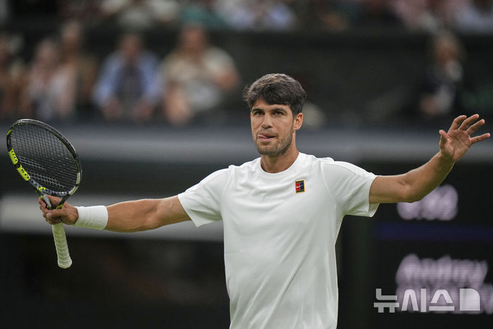 [런던=AP/뉴시스] 카를로스 알카라스(2위·스페인)가 6일(현지 시간) 영국 런던 올잉글랜드 클럽에서 열린 2025 윔블던 테니스 대회 남자 단식 4회전에서 안드레이 루블료프(14위·러시아)를 꺾은 후 세리머니하고 있다. 3연패를 노리는 알카라스가 3-1(6-7 6-3 6-4 6-4)로 승리하고 8강에 올라 캐머런 노리(61위·영국)와 맞붙는다. 2025.07.07.