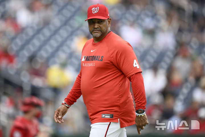 [워싱턴=AP/뉴시스] 메이저리그 워싱턴 내셔널스의 데이브 마르티네스 감독이 6일(현지 시간) 미국 워싱턴 DC의 내셔널스 파크에서 열린 2025 메이저리그(MLB) 보스턴 레드삭스전 9회초에 투수 교체를 위해 마운드에 올라온 뒤 더그아웃으로 다시 들어가고 있다. 이날 마르테니스 감독과 마이크 리조 단장은 성적 부진을 이유로 동시 경질됐다. 2025.07.06.