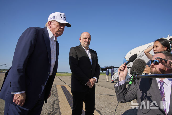 [모리스타운=AP/뉴시스] 도널드 트럼프 미국 대통령이 6일(현지 시간) 뉴저지 모리스타운 공항에서 전용기에 오르기 전 취재진과 약식 기자회견 하고 있다. 2025.07.07.