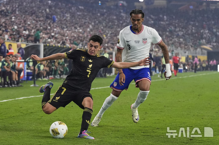 [휴스턴=AP/뉴시스] 2025 북중미카리브축구연맹(CONCACAF) 골드컵 결승에서 맞붙었던 멕시코와 미국. 2025.07.06.