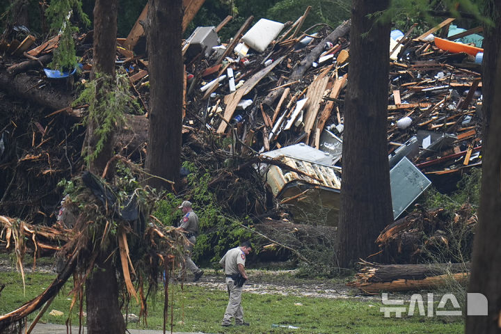 [헌트=AP/뉴시스] 5일(현지 시간) 기록적인 폭우로 홍수가 발생한 미국 텍사스주 헌트 과달루페 강 유역에서 관계자들이 실종자를 수색하고 있다. 2025.07.07.<font style="vertical-align: inherit;"><font style="vertical-align: inherit;"></font></font>