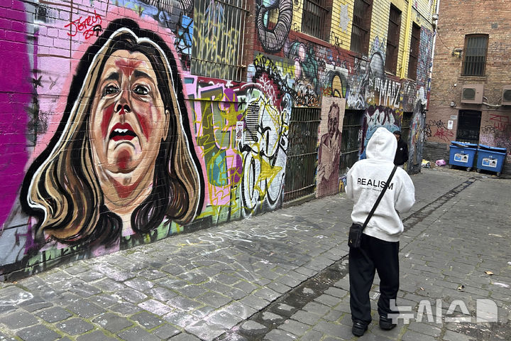 [AP/뉴시스] 지난 6월 말 호주 멜버른 벽에 그려진 시부모 독살 피고인 에린 패터슨 얼굴화