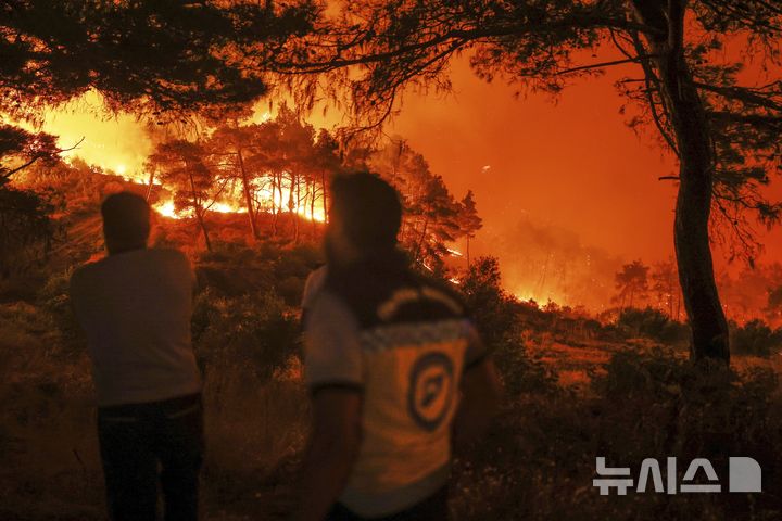 [라타키아=AP/뉴시스] 7월 7일 새벽 시리아 라타키아 주 라비아 인근에서 산불이 발생해 시리아 민방위대 '화이트 헬멧' 소속의 소방구조대가 진화 작업을 벌이고 있다. 2025.07. 11.