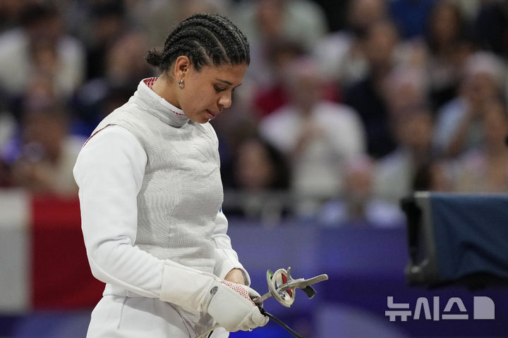 [파리=AP/뉴시스] 프랑스의 이사오라 티뷔가 파리 그랑팔레(Grand Palais)에서 열린 2024 파리올림픽 여자 플뢰레 개인전 32강 경기에서 폴란드의 율리아 발치크 클리마시크에게 패한 뒤 반응을 보이고 있다. 2024.07.28. 