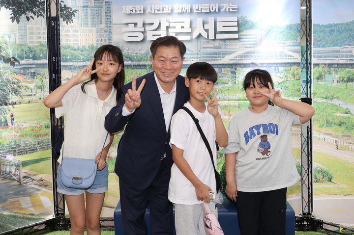 [광명=뉴시스] 박승원 경기 광명시장(왼쪽에서 두번째)이 2024년 6월 열린 '공감 콘서트'에 참석한 어린이들과 기념촬영을 하고 있다. (사진=뉴시스 DB). photo@newsis.com&nbsp; *재판매 및 DB 금지