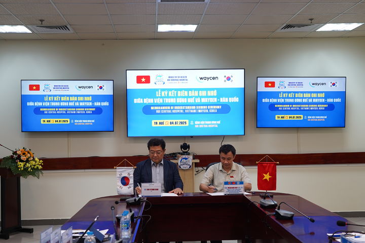 [서울=뉴시스] 지난 4일 웨이센 김경남 대표(왼쪽)와 후에중앙병원 팜느히엡 병원장이 MOU문서에 서명을 하고 있다. (사진=웨이센 제공) 2025.07.07. photo@newsis.com *재판매 및 DB 금지