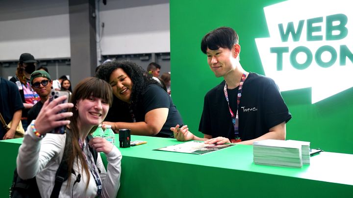 [서울=뉴시스] 웹툰 엔터테인먼트가 지난 3일부터 6일(현지 시간)까지 미국 로스앤젤레스 컨벤션 센터에서 열린 'LA 애니메 엑스포'에 참가해 애니메이션 특별 상영회, 작가 사인회 등을 진행했다고 7일 밝혔다. '신의 탑' 시우(SIU) 작가(오른쪽)가 북미 팬들과 첫 공식 대면 사인회를 진행했다. (사진=네이버웹툰 제공) *재판매 및 DB 금지