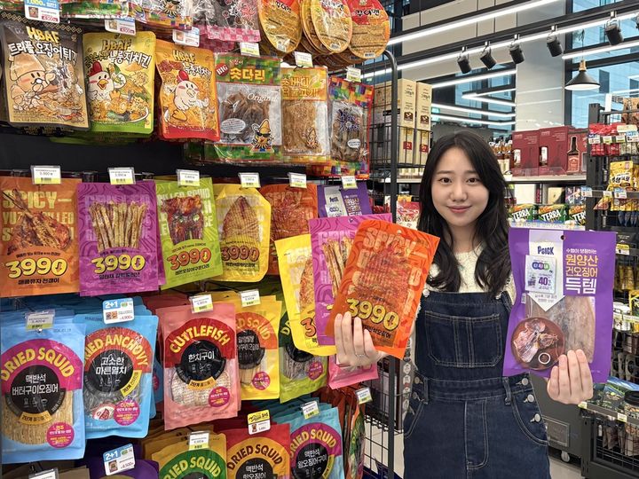 [서울=뉴시스]CU는 가성비를 극대화한 수산 안주 제품들을 출시한다고 7일 밝혔다.(사진=BGF리테일 제공) *재판매 및 DB 금지