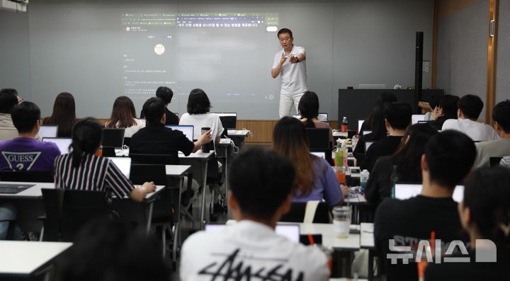 [서울=뉴시스] 정진일 에듀윌 AI프롬프트연구소 소장이 직원들을 대상으로 AI 강의를 하고 있다. (사진= 에듀윌 제공)