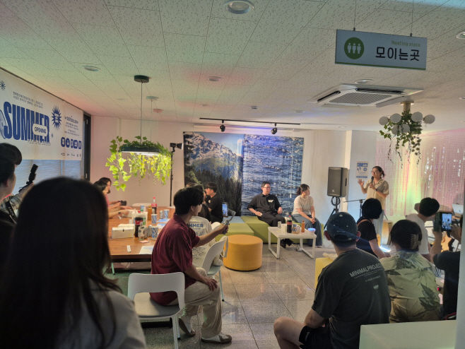 [안동=뉴시스] 지난 주 '내가 바라던 바다' 참가자들이 영해 이웃사촌마을에 모여 친목을 다지고 있다. (사진=경북도 제공) 2025.07.07 photo@newsis.com *재판매 및 DB 금지