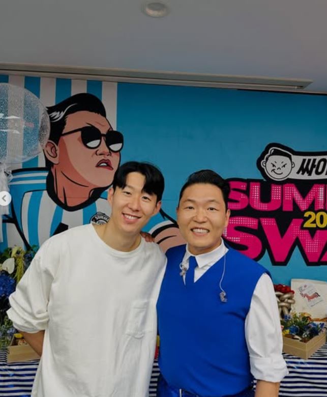 [서울=뉴시스] 싸이는 지난 6일 소셜미디어에 손흥민 선수와 찍은 사진을 비롯한 공연 현장 사진 여러 장을 올렸다.  (사진=가수 싸이 인스타그램 캡처) 2025.07.07. photo@newsis.com *재판매 및 DB 금지