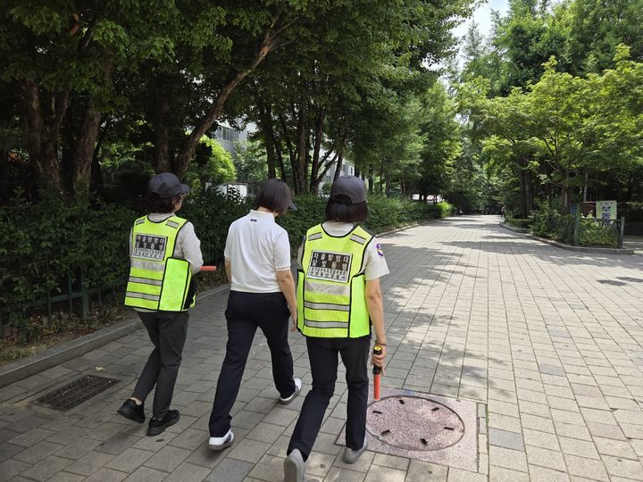 [수원=뉴시스] 달빛동행 서비스 연습 모습. (사진=경기도남부자치경찰위 제공) 2025.07.07. photo@newsis.com *재판매 및 DB 금지