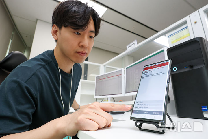 [서울=뉴시스]KT는 AI 기반 실시간 스팸 차단 키워드 등록 시스템을 지난 6월 11일부터 본격 운영 중이라고 7일 밝혔다. 사진은 KT 고객센터 스팸분석팀 직원이 AI 기반 실시간 스팸 차단 키워드 등록 시스템을 운용하고 있는 모습. (사진=KT 제공)