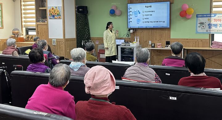 [대전=뉴시스] 대전서구 어린이·사회복지급식관리지원센터 구강관리 교육 모습. (사진=배재대 제공) *재판매 및 DB 금지
