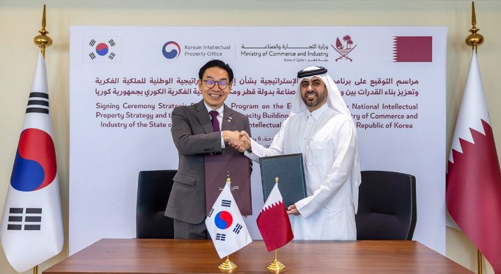 [루사일=뉴시스] 김완기 특허청장(왼쪽)이 모하메드 빈 하산 알 마키 카타르 통상산업부 차관과 '국가지식재산전략 수립 및 역량 강화에 관한 전략적 파트너십 프로그램'을 체결한 뒤 기념촬영을 하고 있다.(사진=특허청 제공) *재판매 및 DB 금지