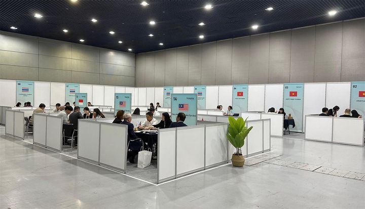 [진주=뉴시스]KTL, 2025 홈케어·재활·복지 전시회에서 해외 구매자(바이어) 수출상담회가 진행되고 있다.(사진= KTL제공).2025.07.07.photo@newsis.com *재판매 및 DB 금지