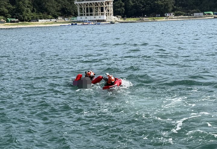 [창원=뉴시스] 강경국 기자 = 지난 6일 오후 3시52분께 경남 창원시 진해구 소고도와 우도 사이 해상에서 창원해경 구조대가 제트스키 운전자를 구조하고 있다. (사진=창원해양경찰서 제공). 2025.07.07. photo@newsis.com *재판매 및 DB 금지
