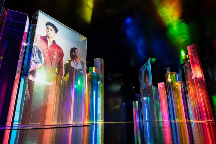 'K-드라마, 러브 챕터' 중 드라마 하이라이트 영상과 프리즘 기둥의 빛 파장을 연출한 전시 *재판매 및 DB 금지